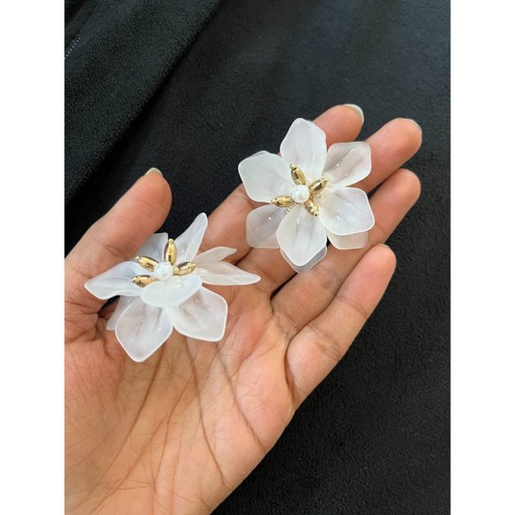 Big White flower stud earring Large large Snow White big earrings plastic floral - Picture 3 of 8